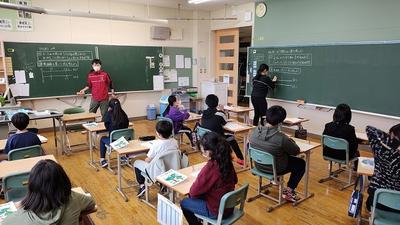 複式の授業は黒板が２つ